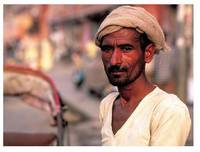 Rikshaw baten gidaria, Kalkutan. Antzina bezala, behe mailako kasta induek egiten dituzte oraindik lanik lazgarri eta kaskarrenak.<br><br>